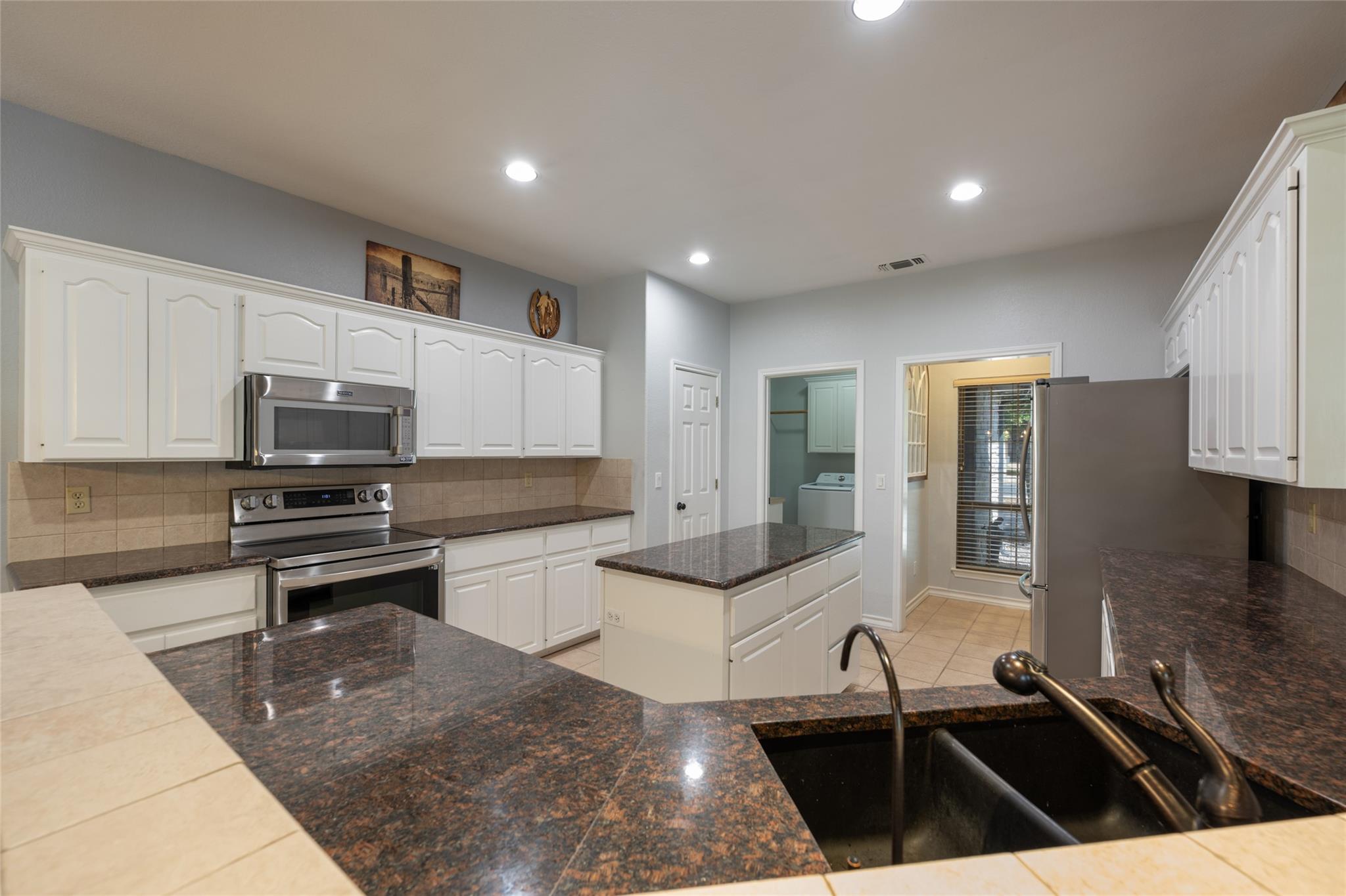 401 N Fox Xing, Burnet, TX 78611