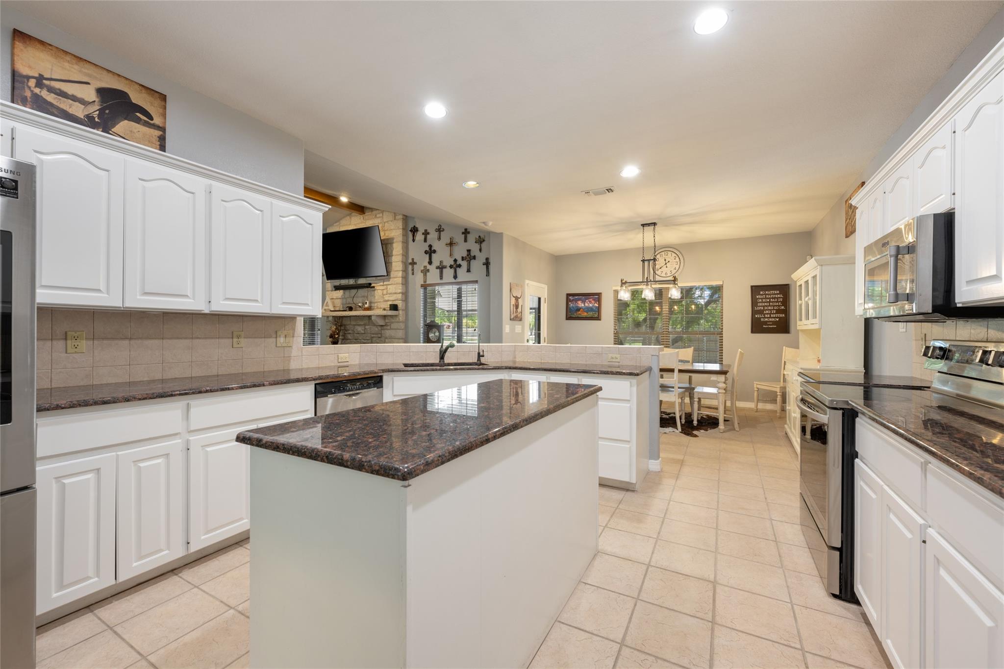 401 N Fox Xing, Burnet, TX 78611