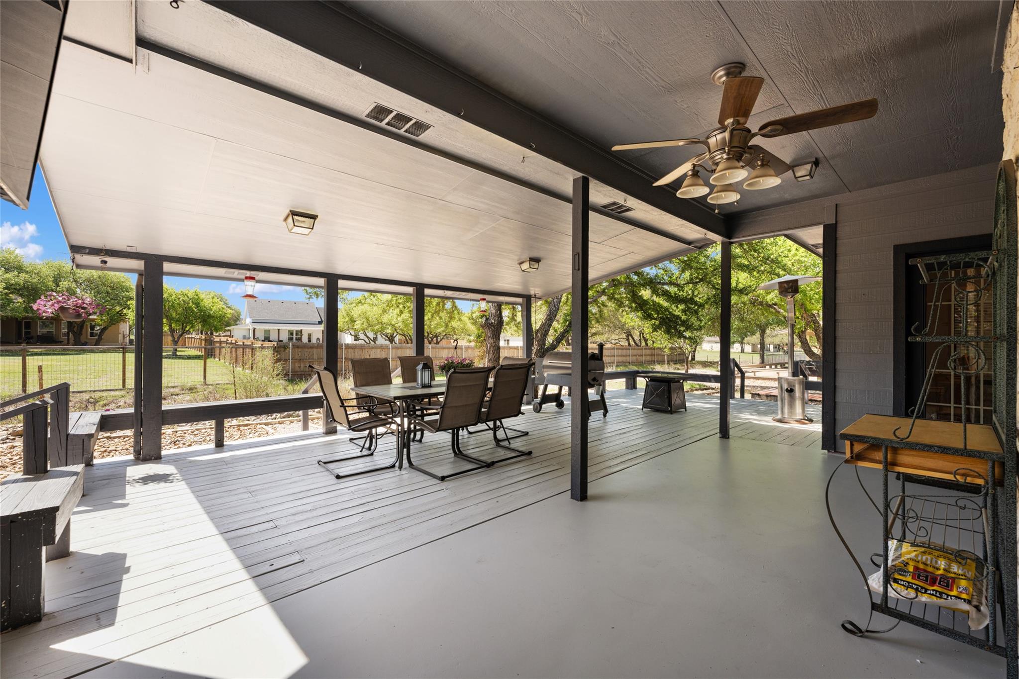 401 N Fox Xing, Burnet, TX 78611
