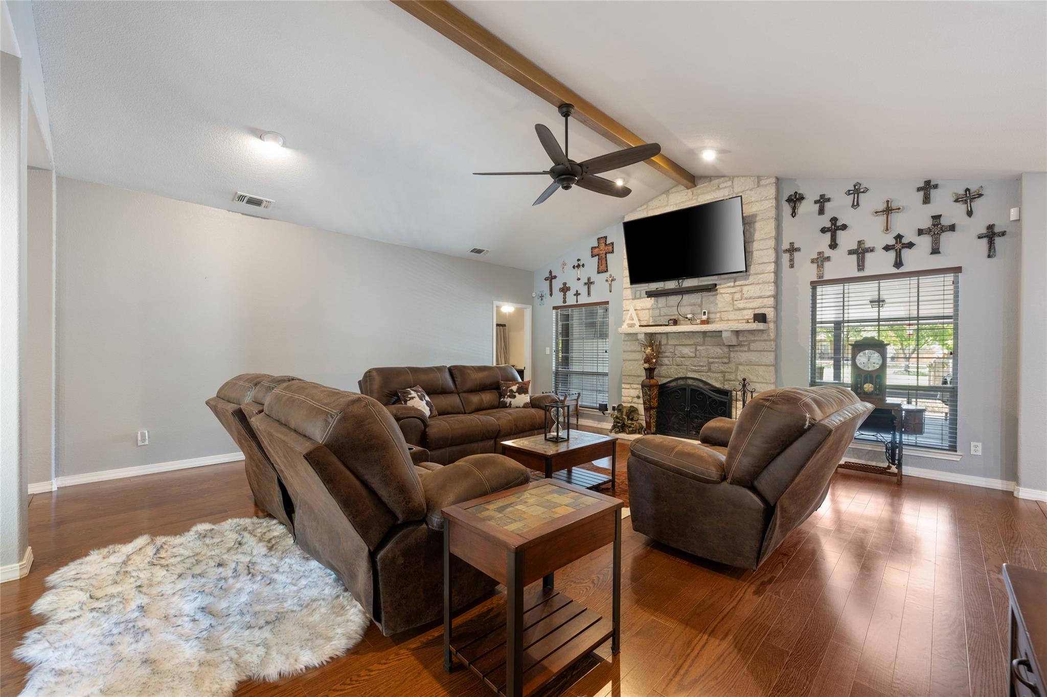 401 N Fox Xing, Burnet, TX 78611