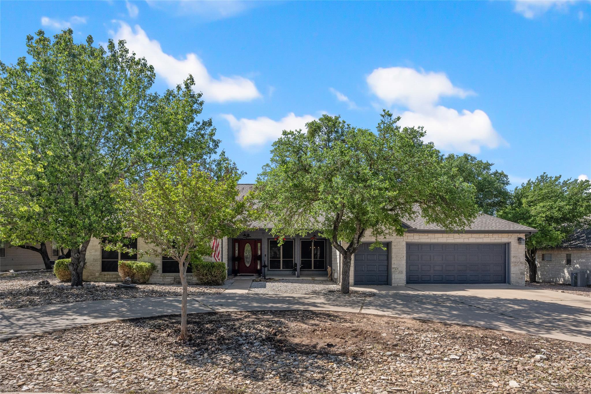 401 N Fox Xing, Burnet, TX 78611