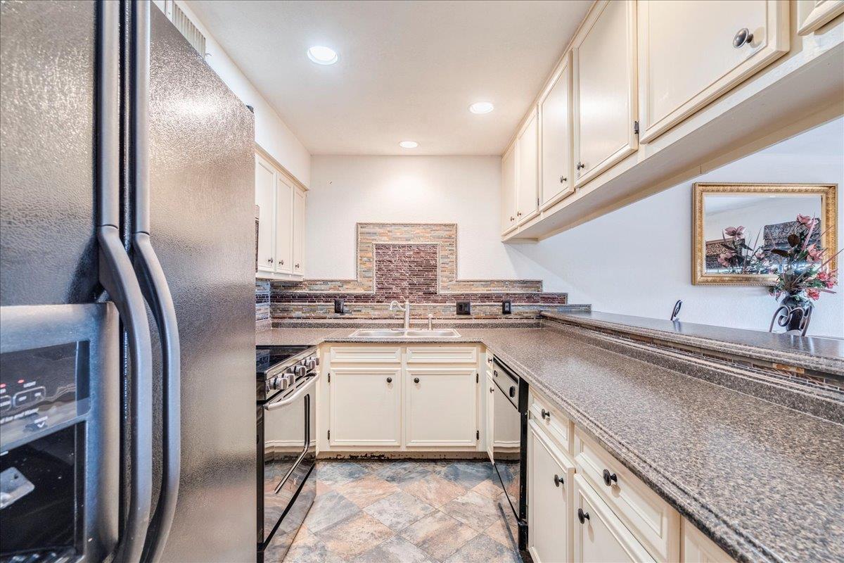501 Highlands Blvd # 13, Horseshoe Bay, TX 78657