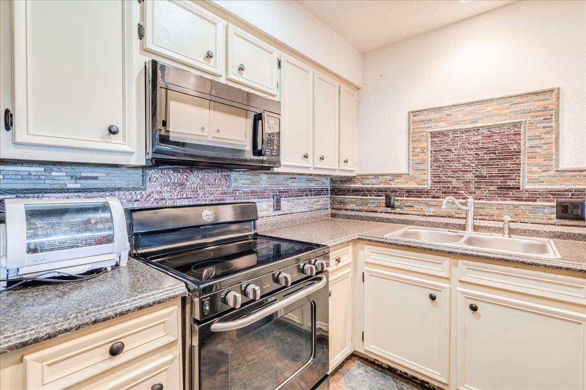 501 Highlands Blvd # 13, Horseshoe Bay, TX 78657