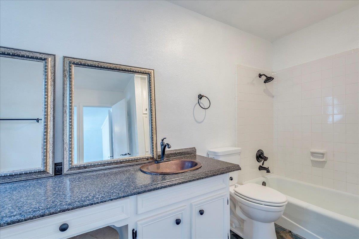 501 Highlands Blvd # 13, Horseshoe Bay, TX 78657