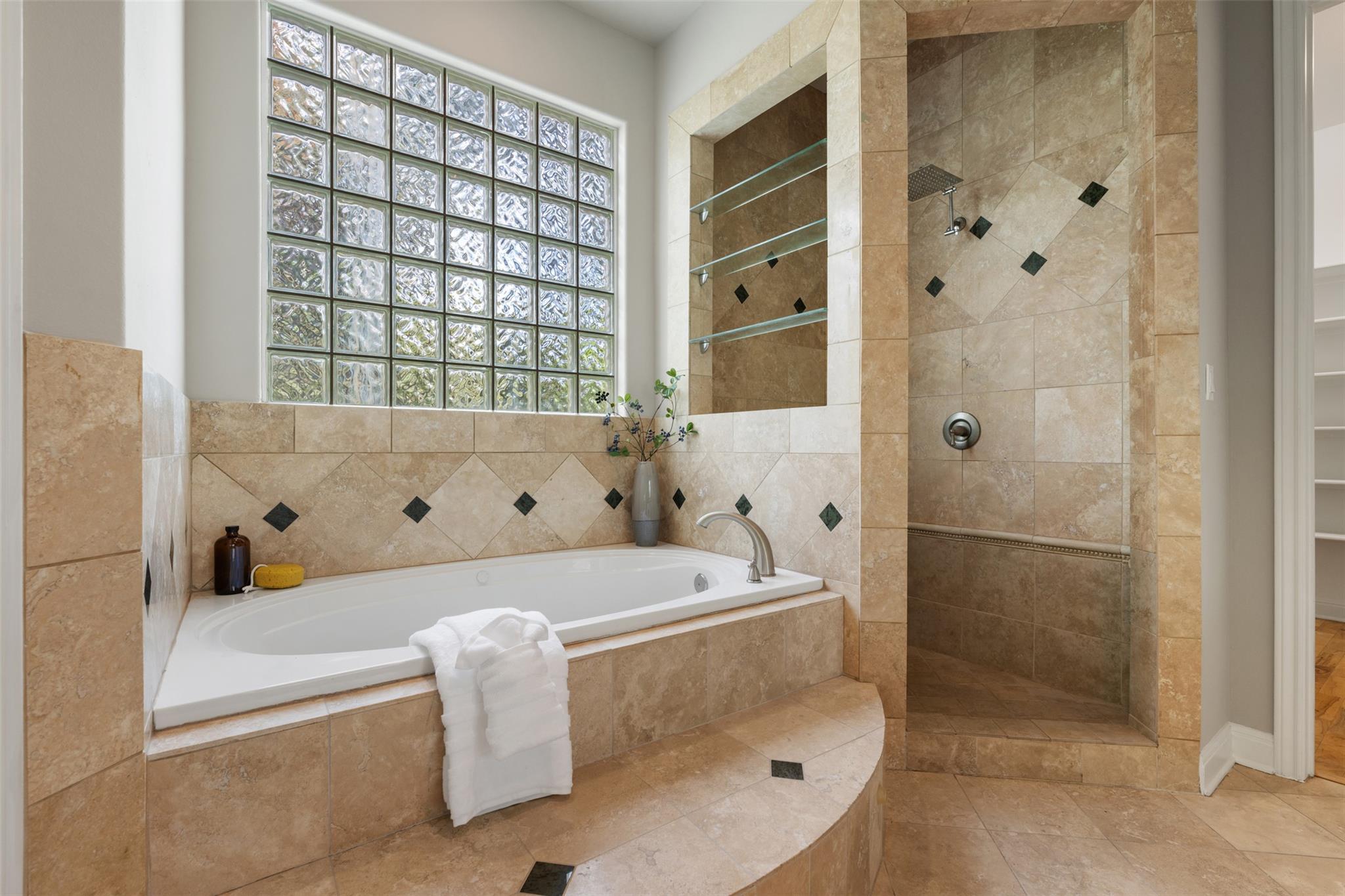 27 Autumn Oaks Dr, The Hills, TX 78738