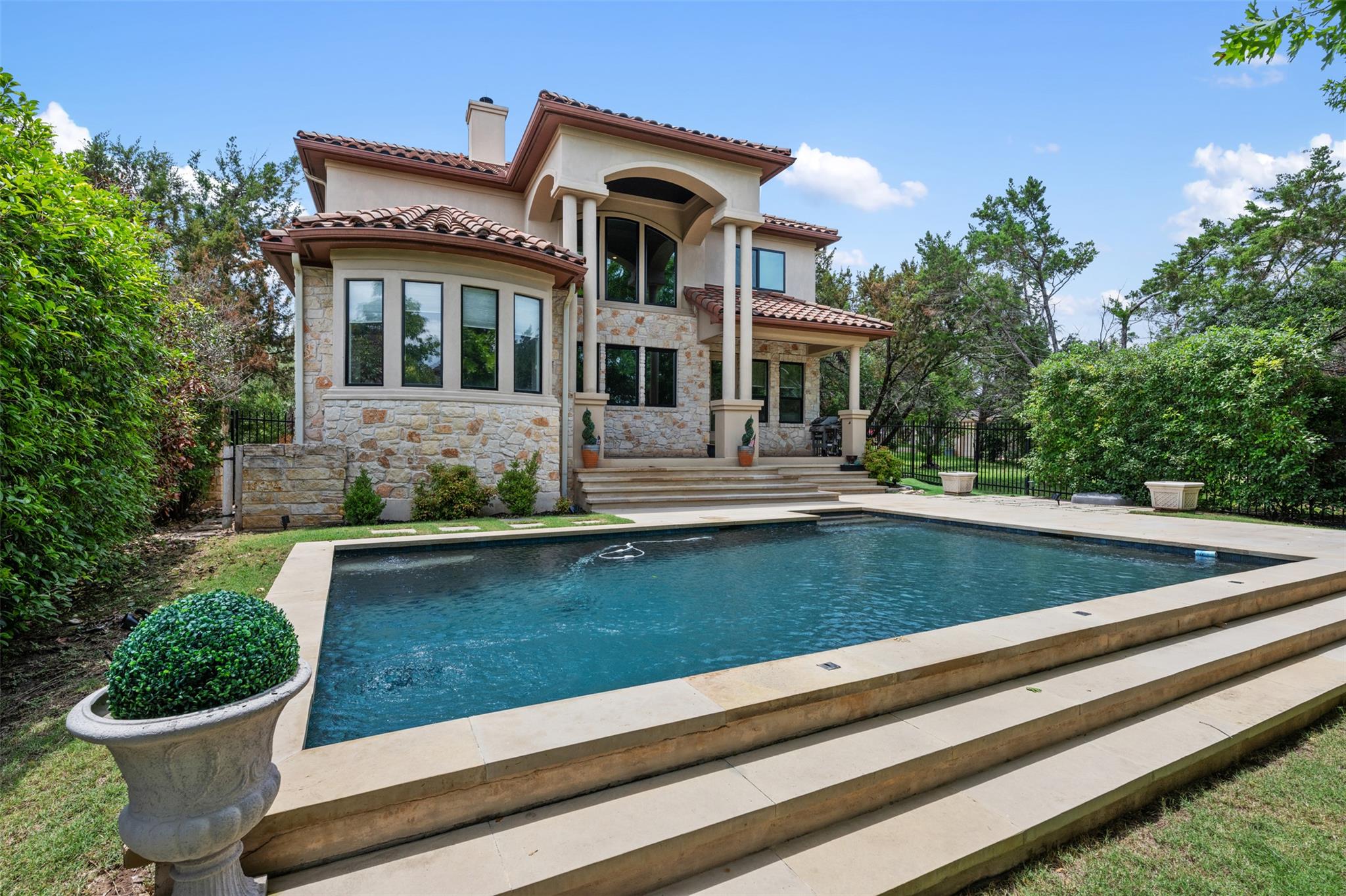 27 Autumn Oaks Dr, The Hills, TX 78738