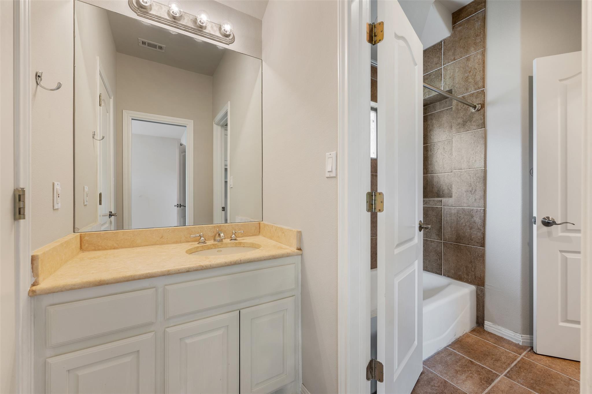 27 Autumn Oaks Dr, The Hills, TX 78738