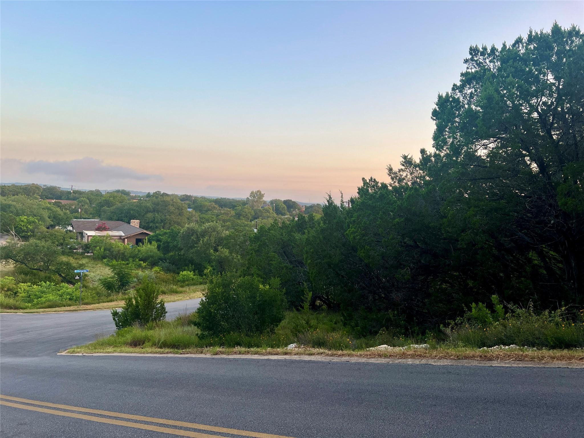 512 HIGHLANDER St, Lakeway, TX 78734