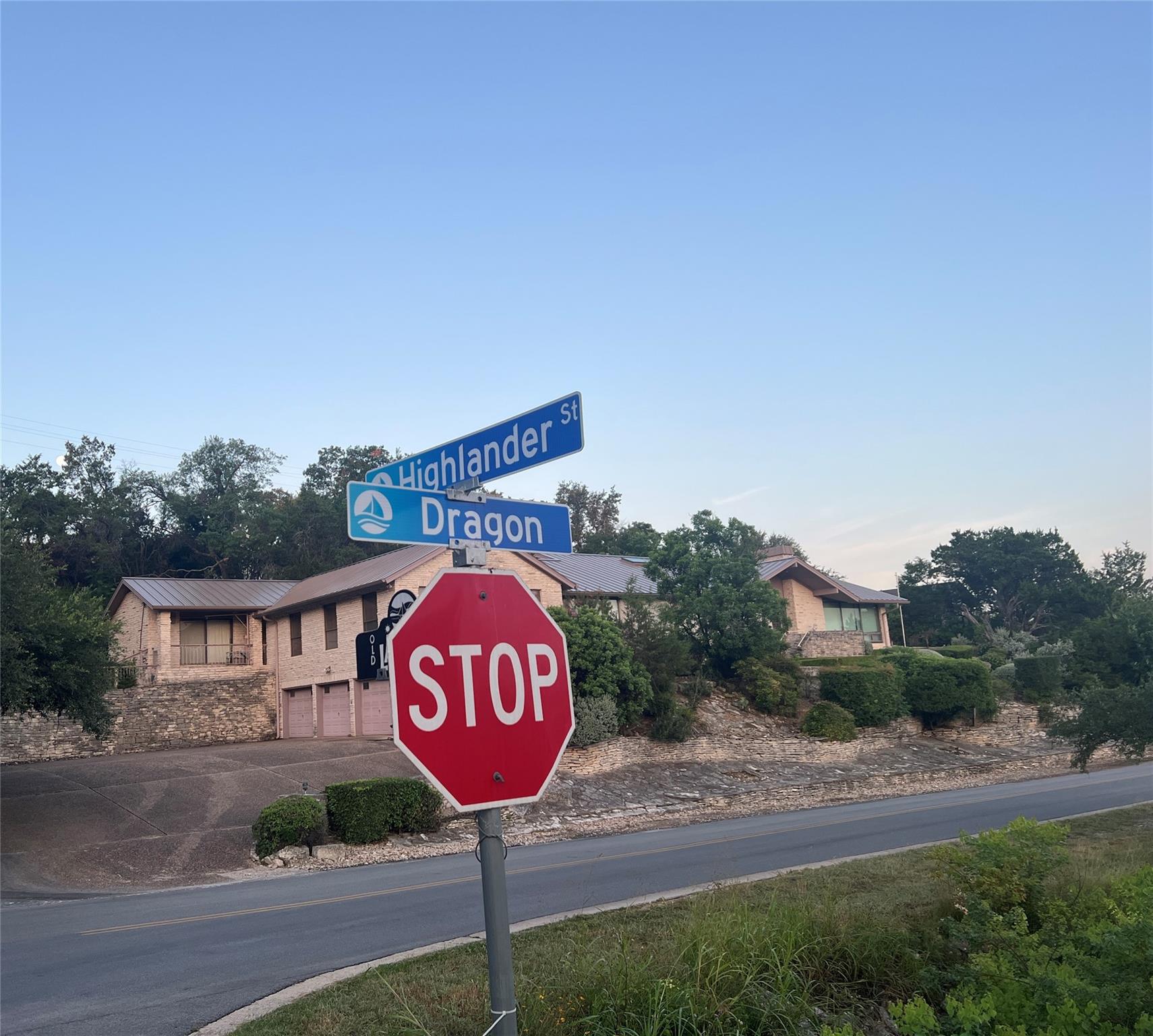 512 HIGHLANDER St, Lakeway, TX 78734