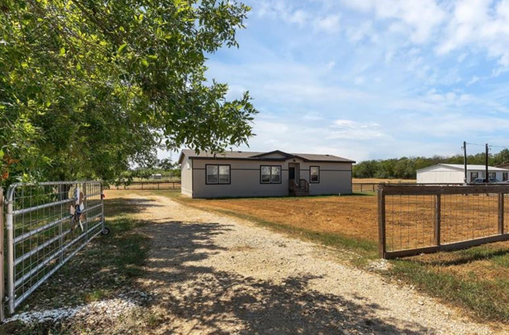 402 Free Timber Ln, Stockdale, TX 78160