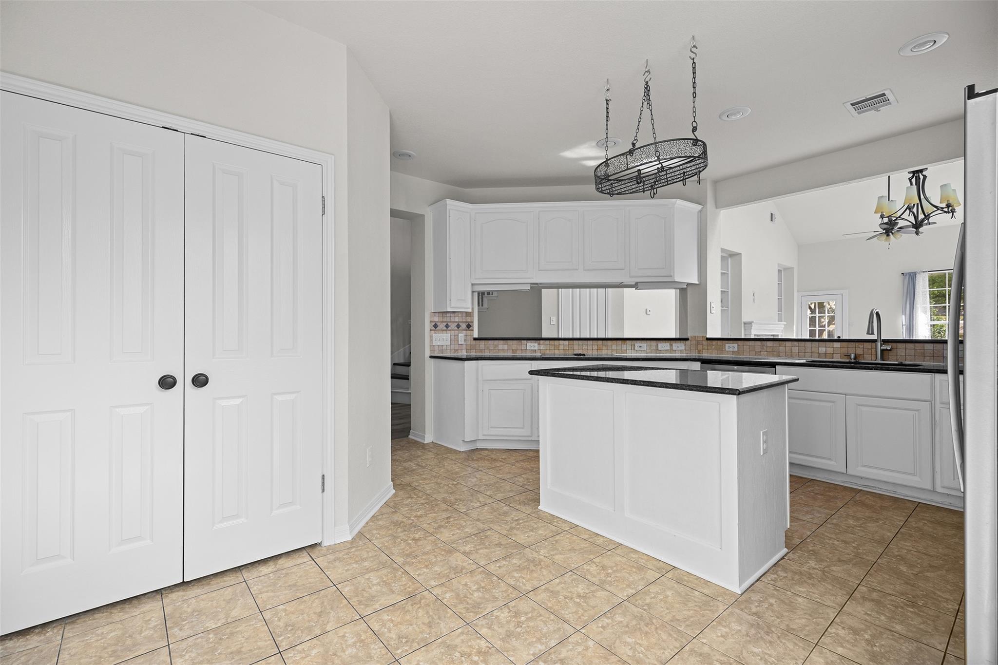 702 Ivy Ct, Round Rock, TX 78681