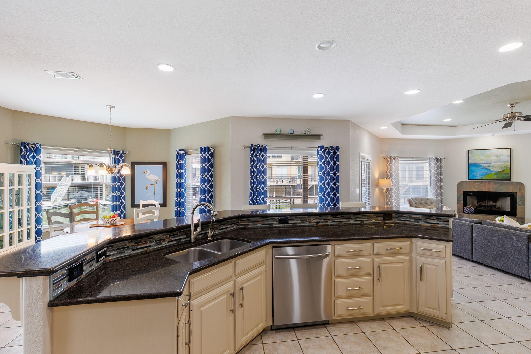 521 Lucy Ln, Horseshoe Bay, TX 78657