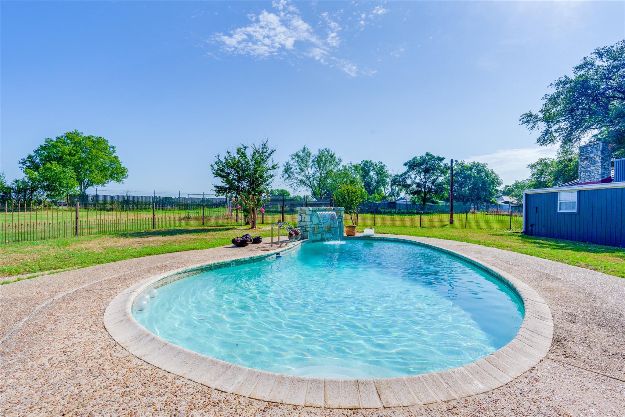 10745 Rosemar Ln, Adkins, TX 78101
