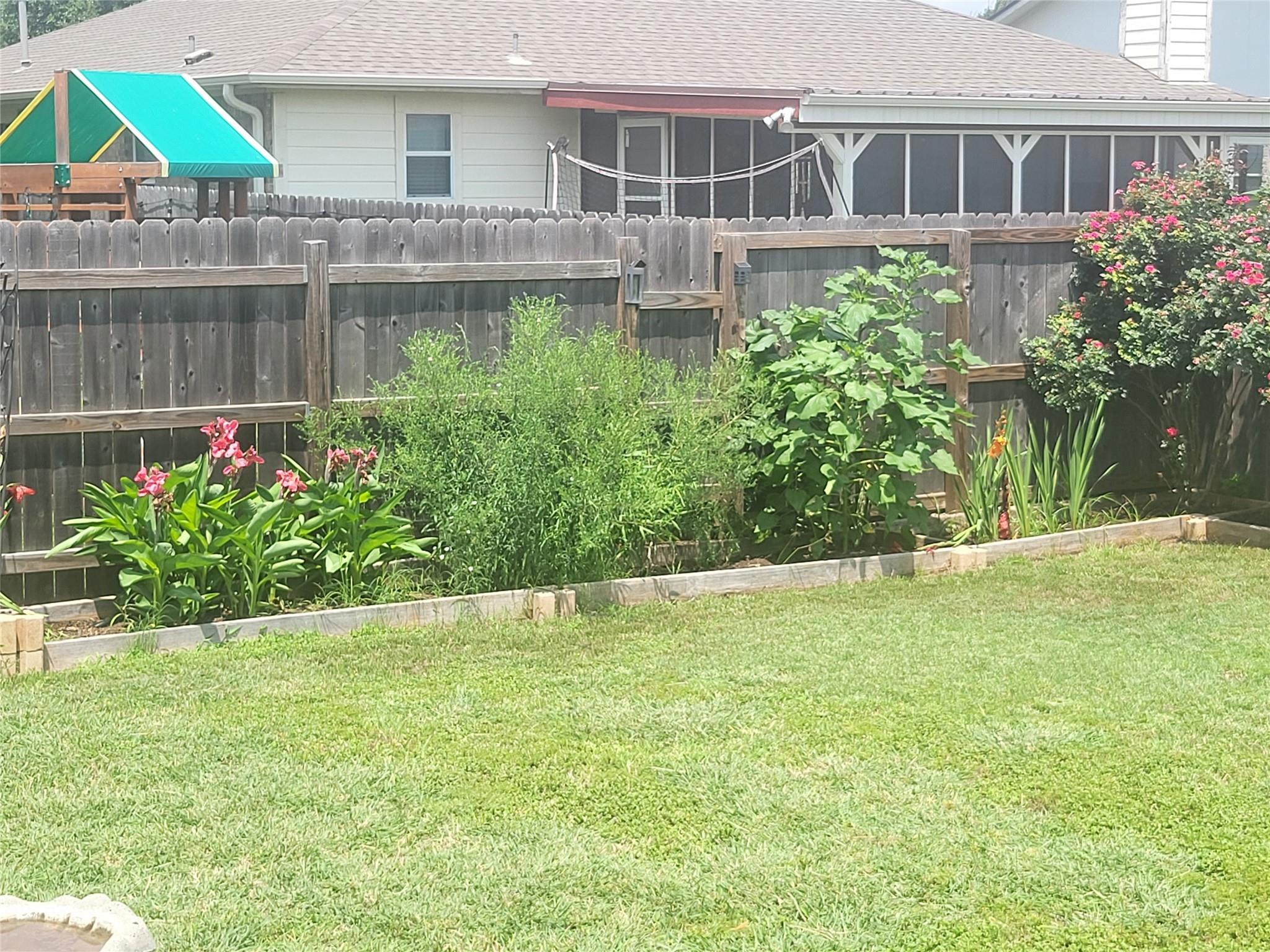 1013 Henderson Dr, Leander, TX 78641