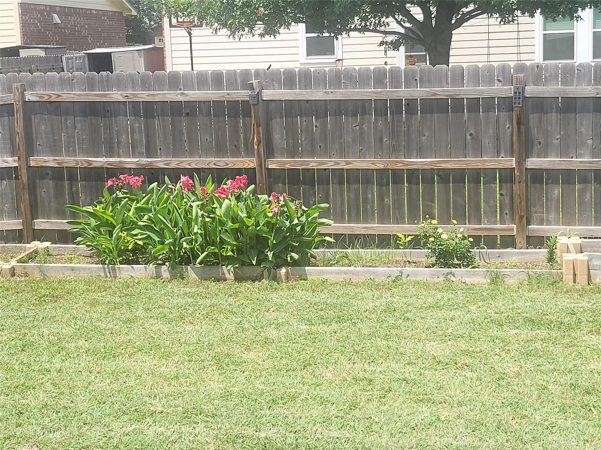 1013 Henderson Dr, Leander, TX 78641
