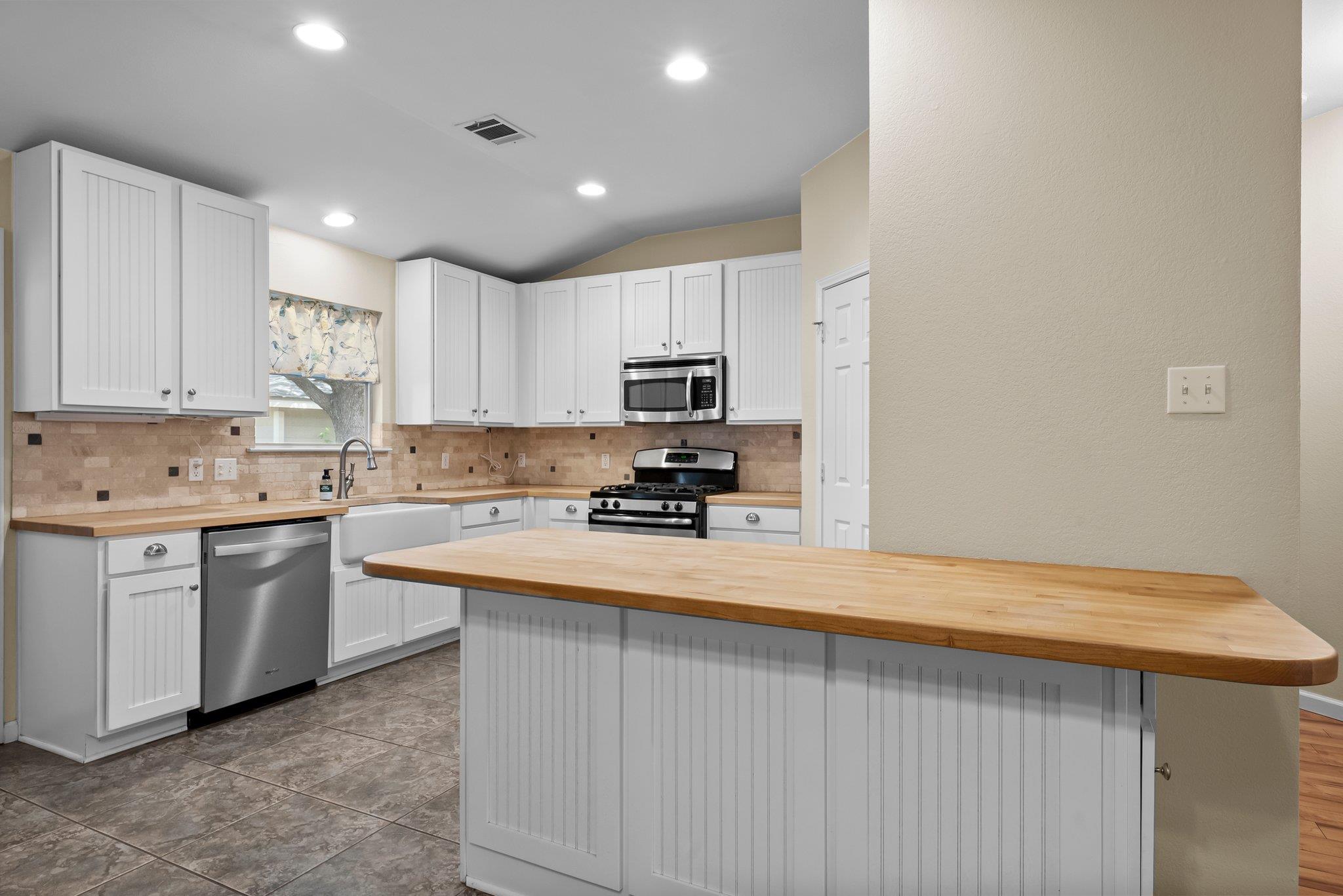 298 Hogan, Kyle, TX 78640
