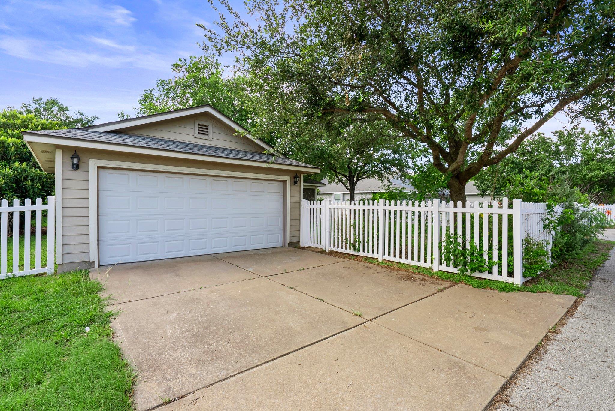 298 Hogan, Kyle, TX 78640
