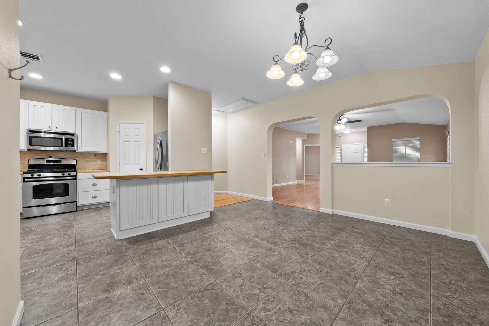 298 Hogan, Kyle, TX 78640