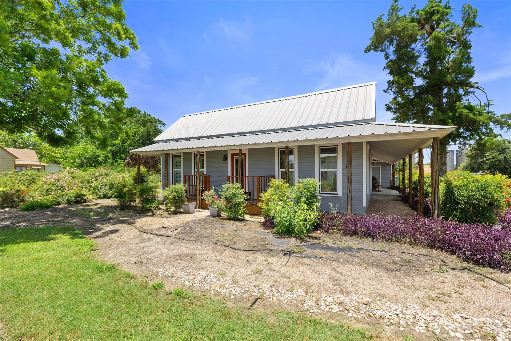 104 S 1st St, Thorndale, TX 76577