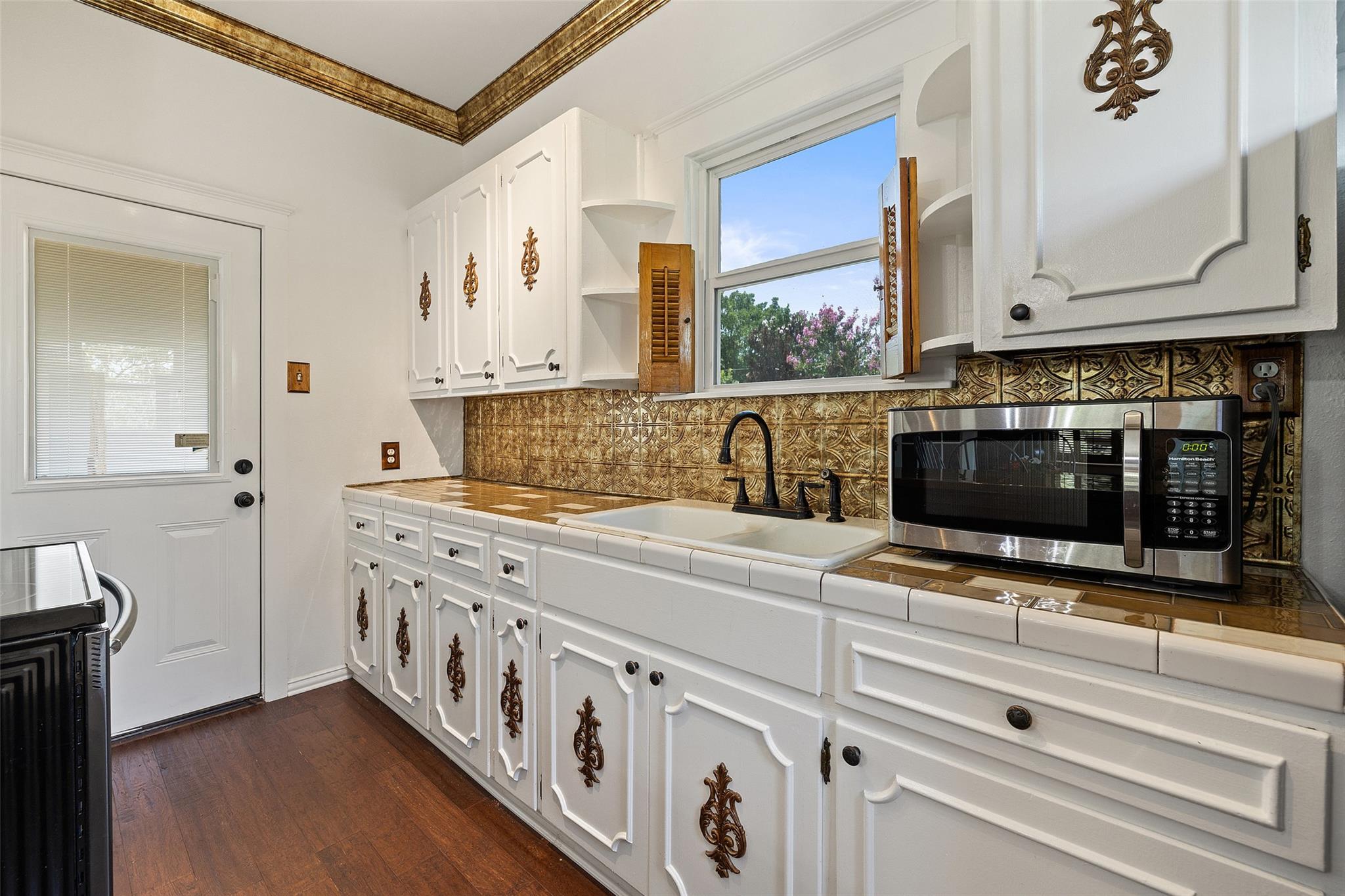 104 S 1st St, Thorndale, TX 76577