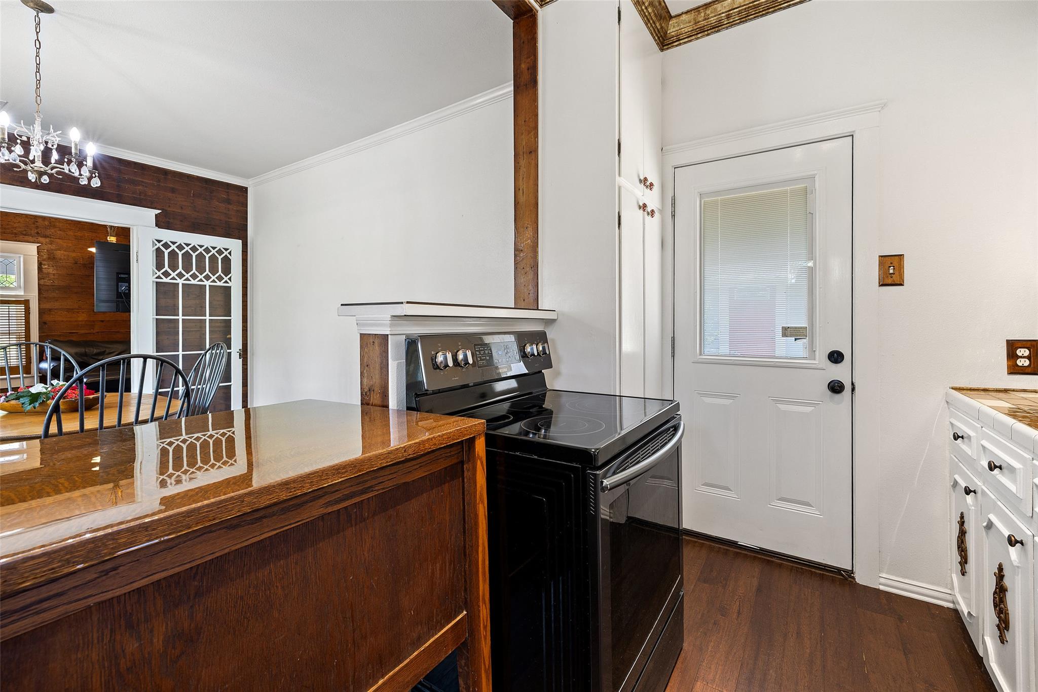 104 S 1st St, Thorndale, TX 76577
