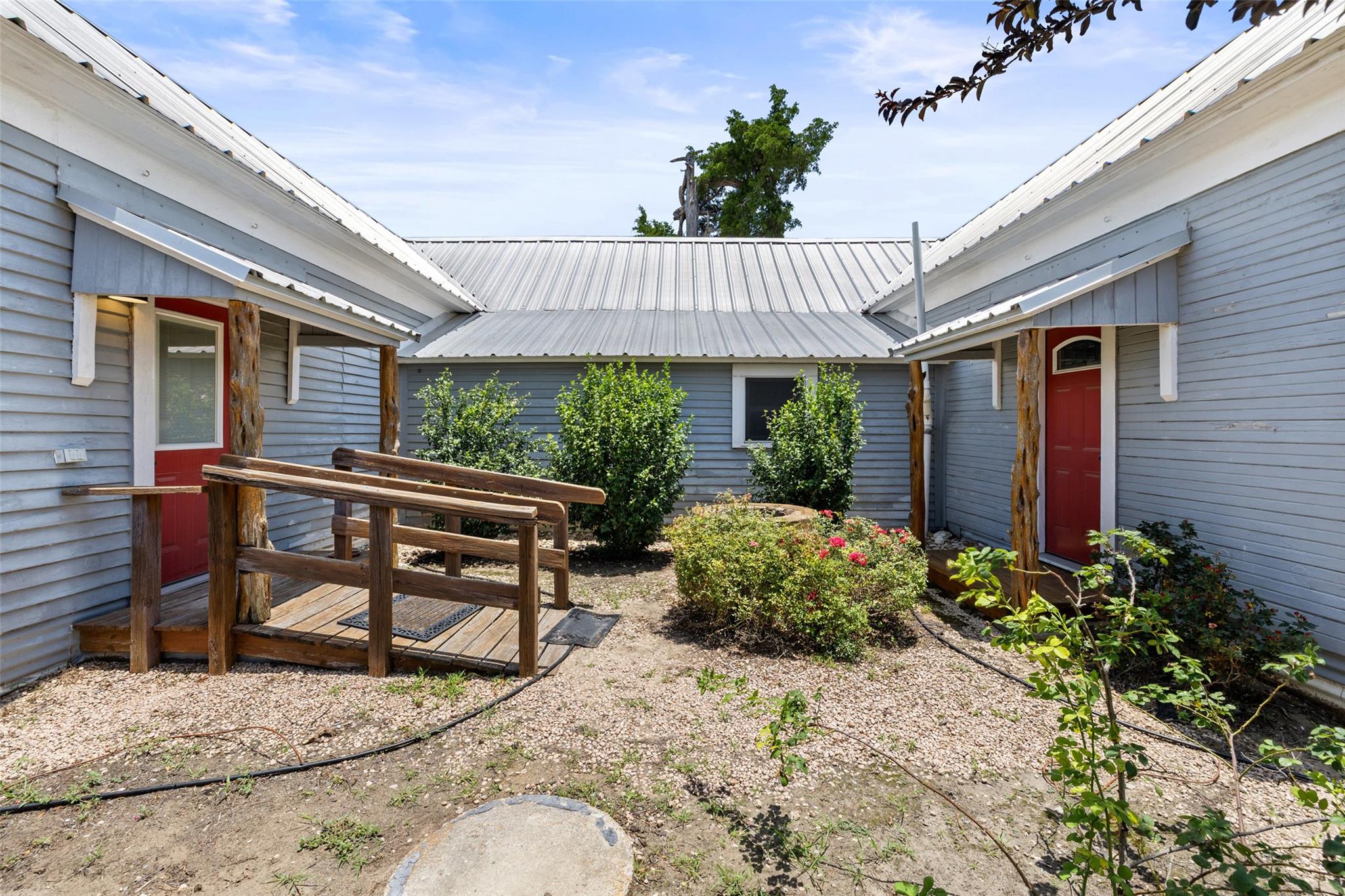 104 S 1st St, Thorndale, TX 76577