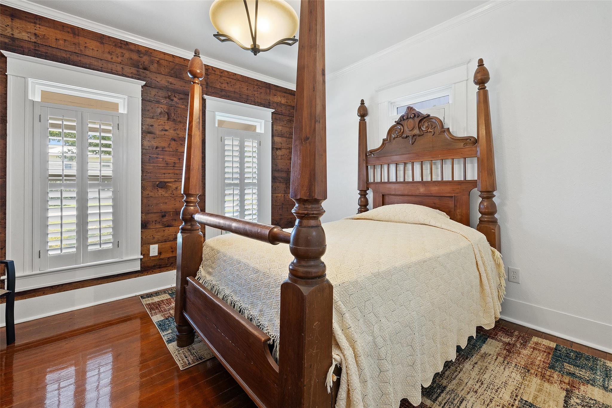 104 S 1st St, Thorndale, TX 76577