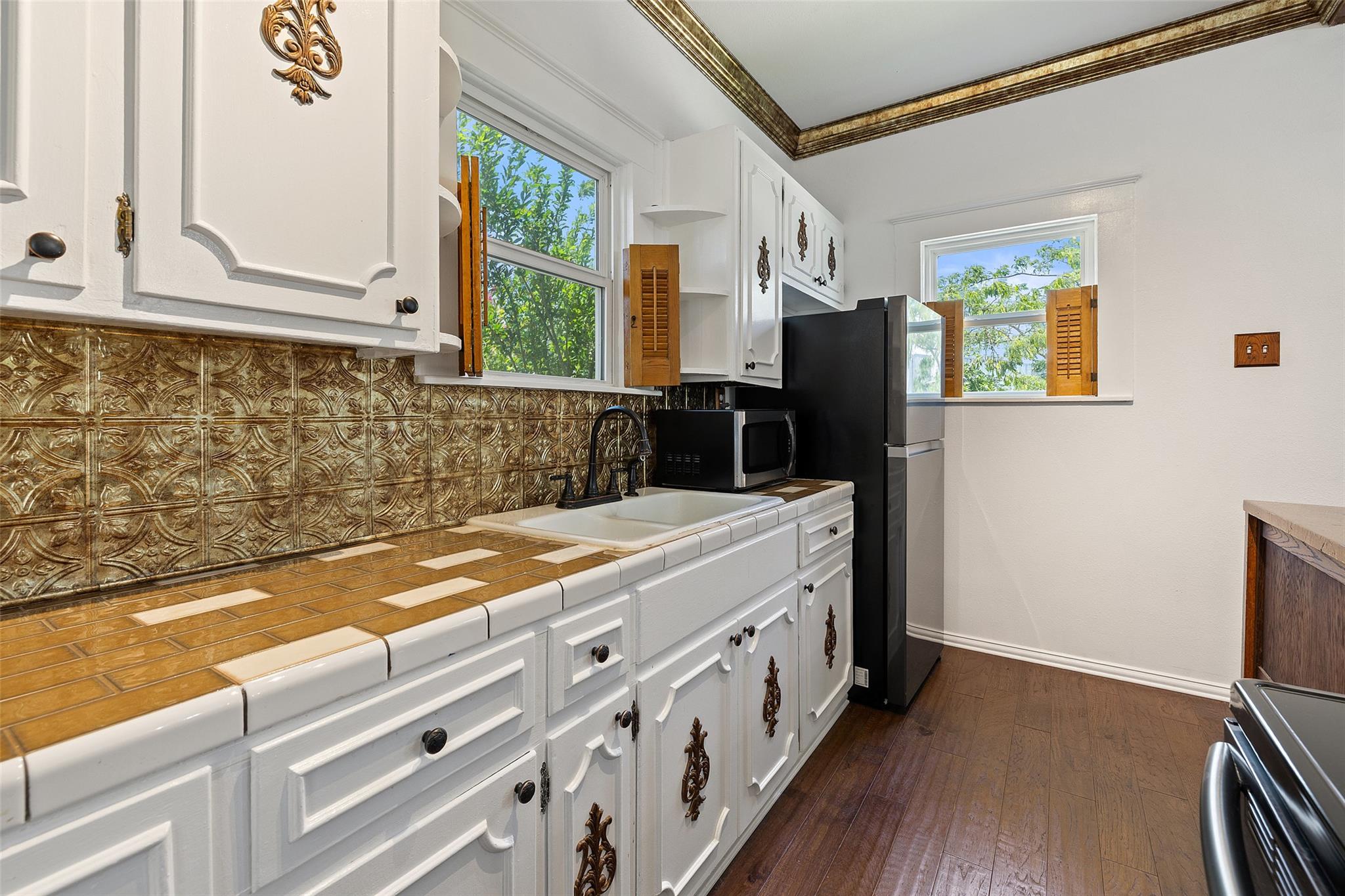 104 S 1st St, Thorndale, TX 76577