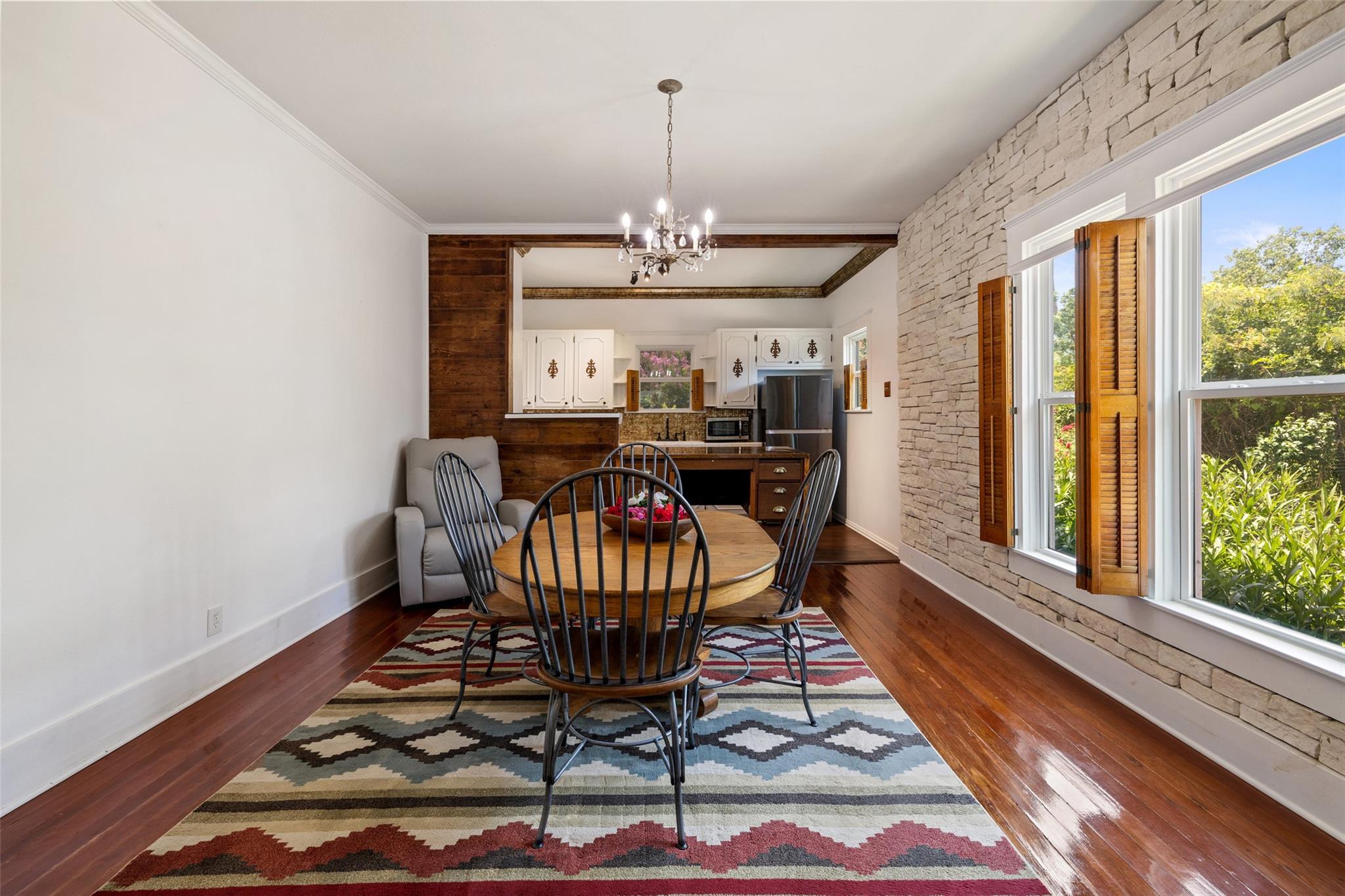 104 S 1st St, Thorndale, TX 76577