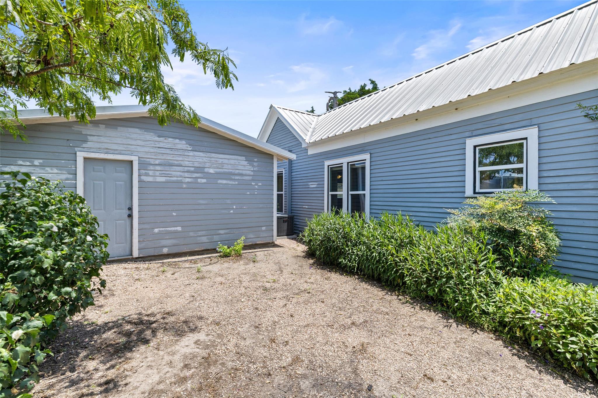 104 S 1st St, Thorndale, TX 76577