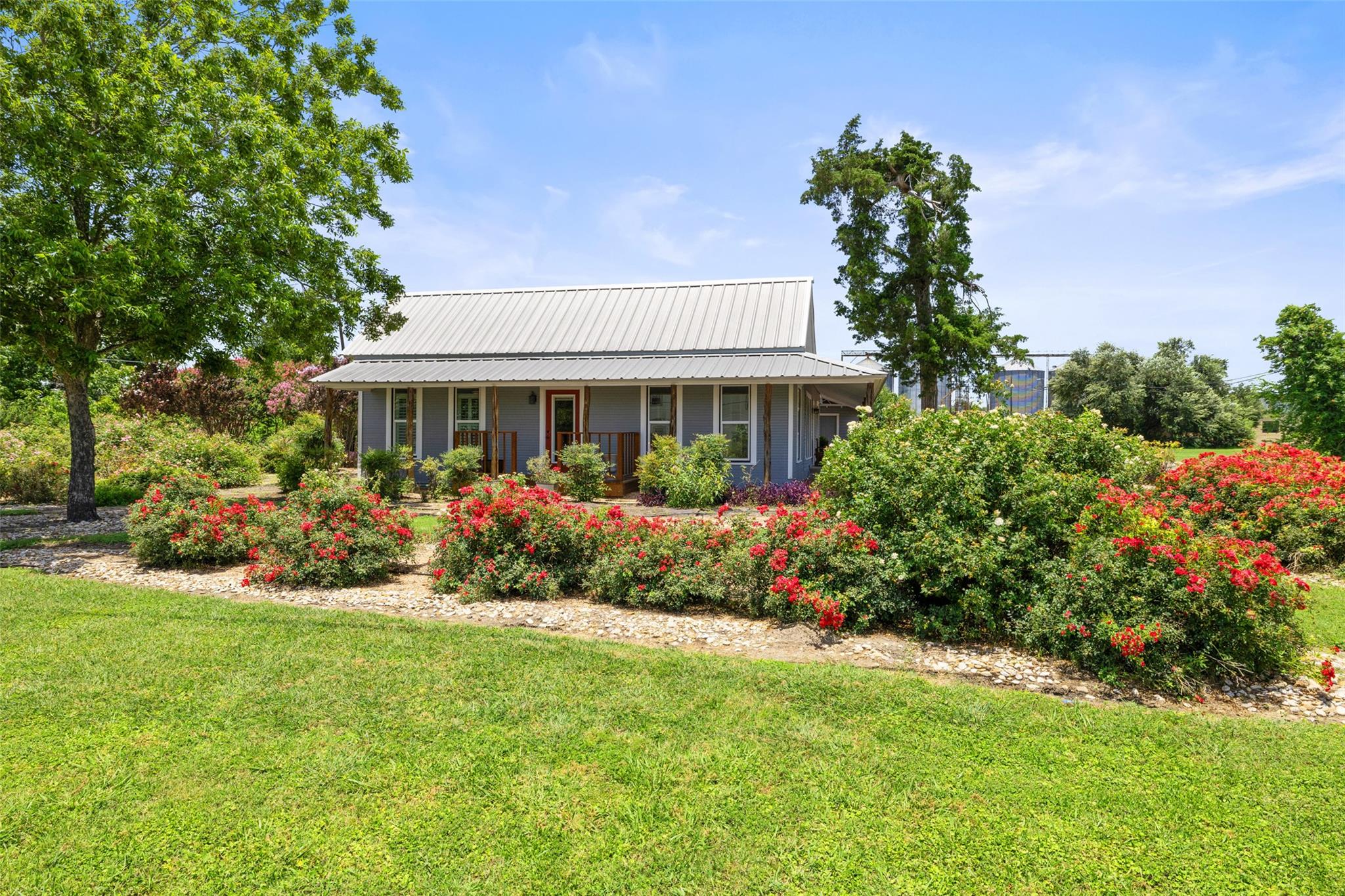 104 S 1st St, Thorndale, TX 76577