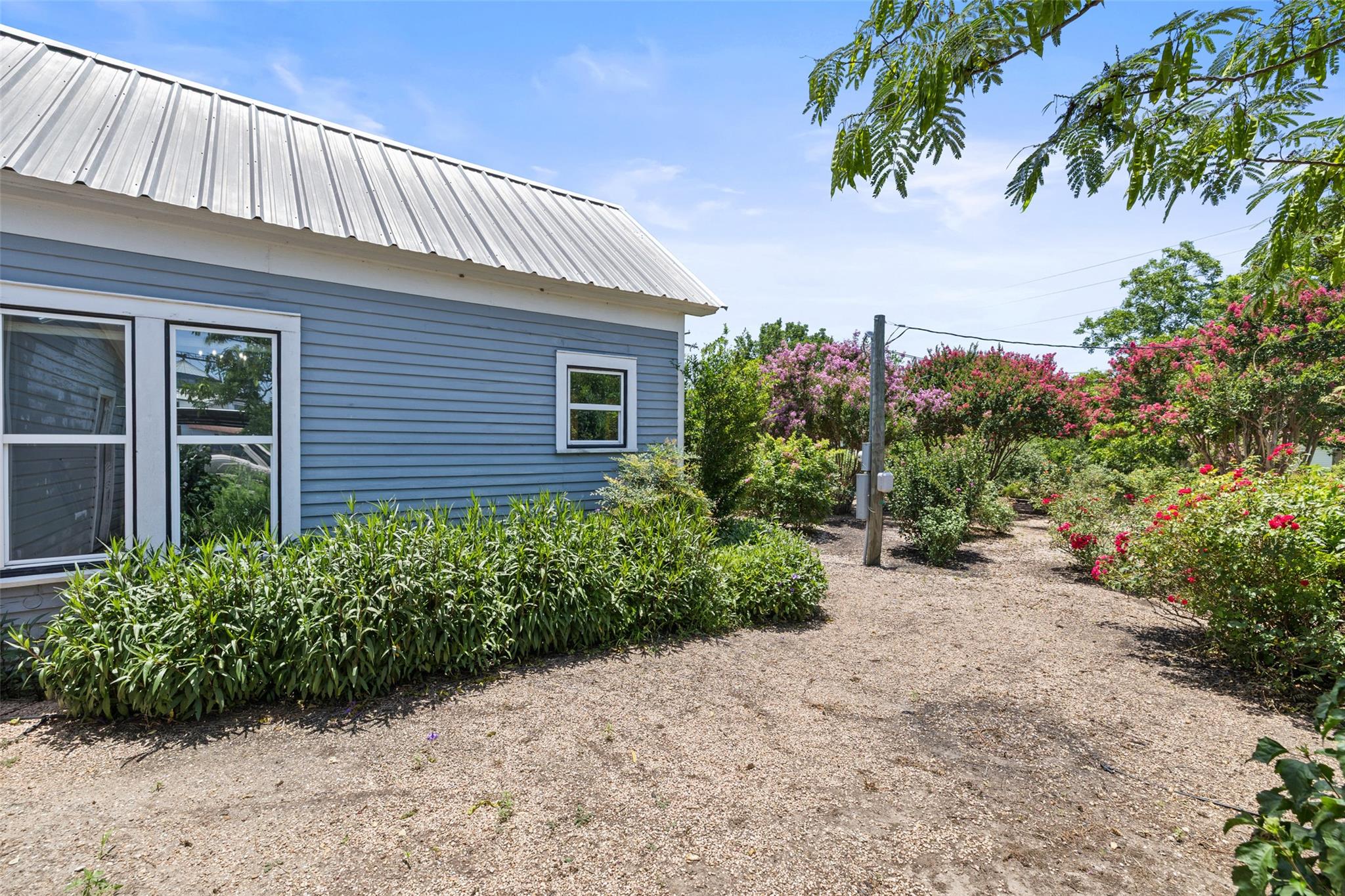 104 S 1st St, Thorndale, TX 76577