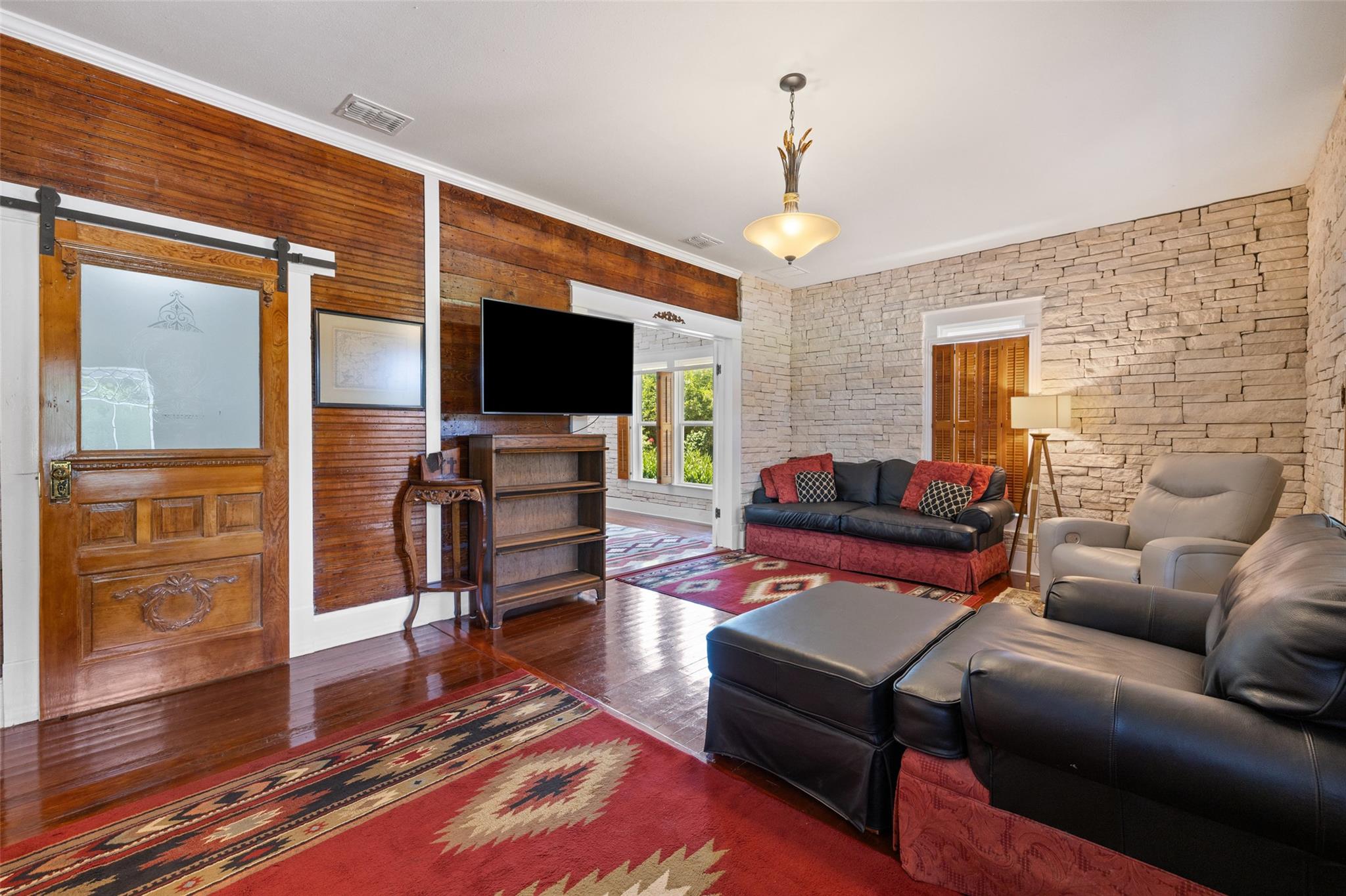 104 S 1st St, Thorndale, TX 76577