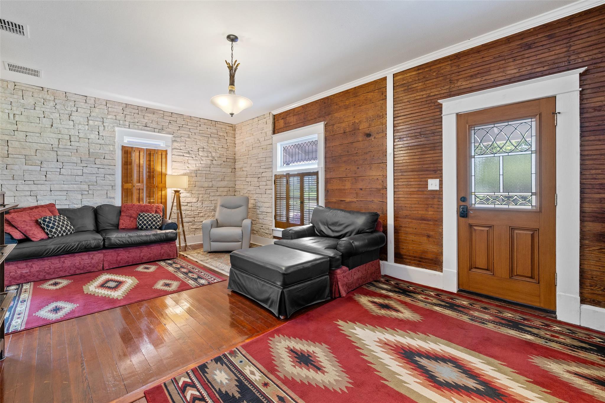 104 S 1st St, Thorndale, TX 76577