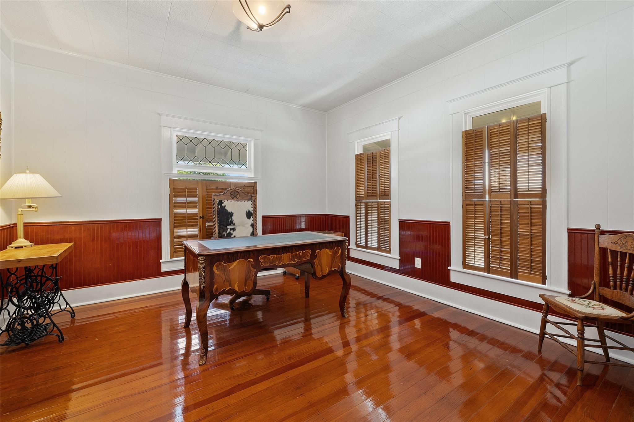 104 S 1st St, Thorndale, TX 76577