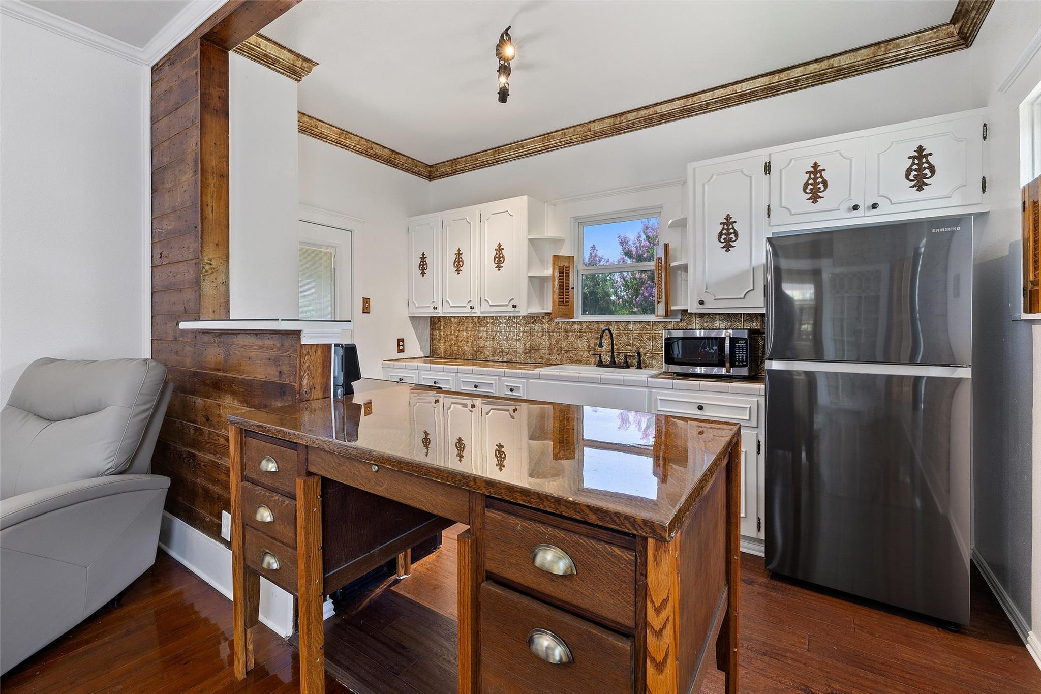 104 S 1st St, Thorndale, TX 76577