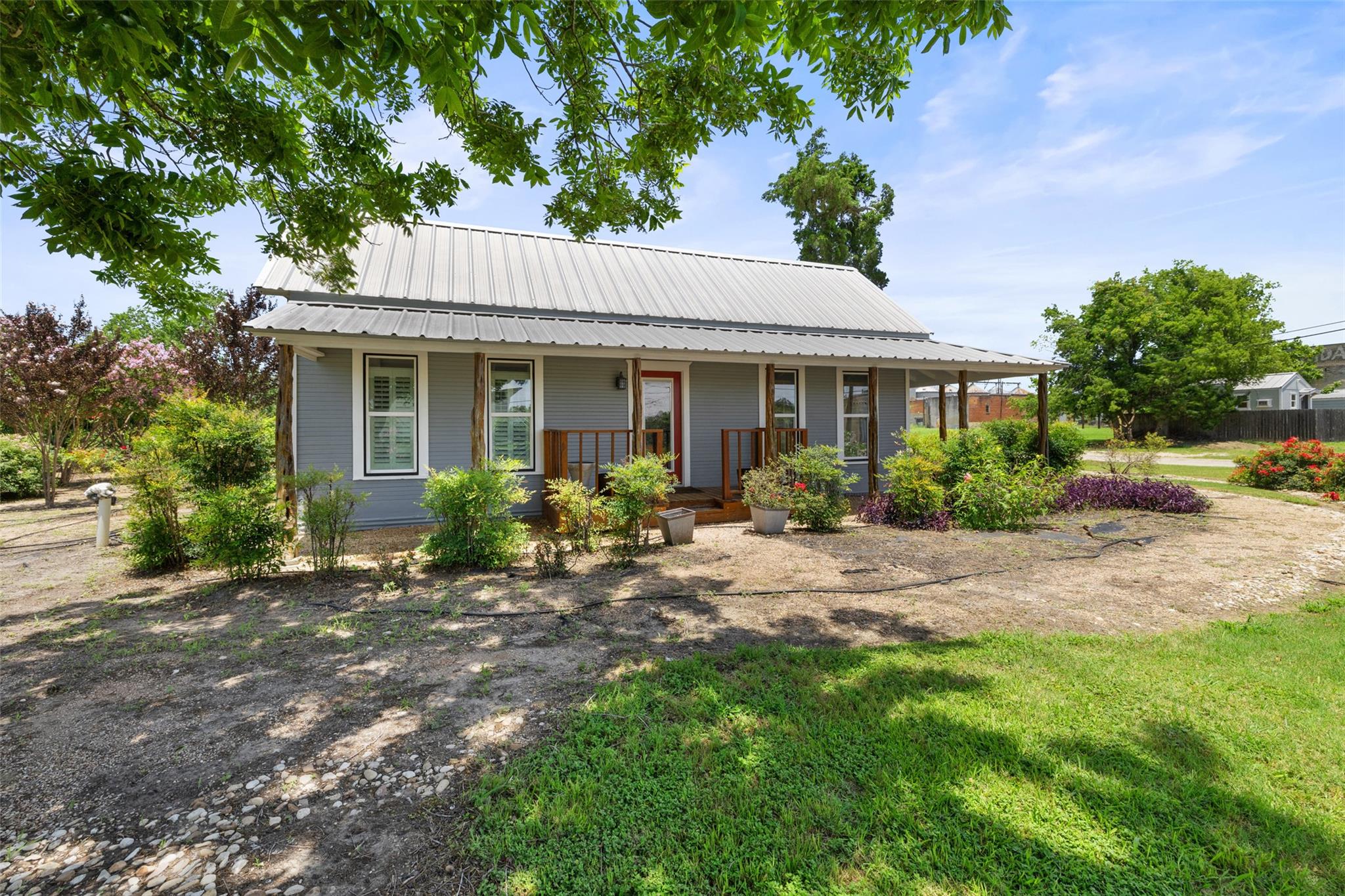 104 S 1st St, Thorndale, TX 76577