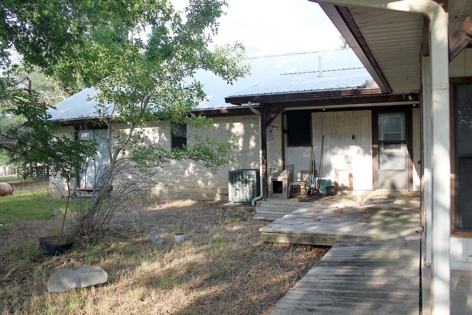 1141 Fm 3158, Dale, TX 78616