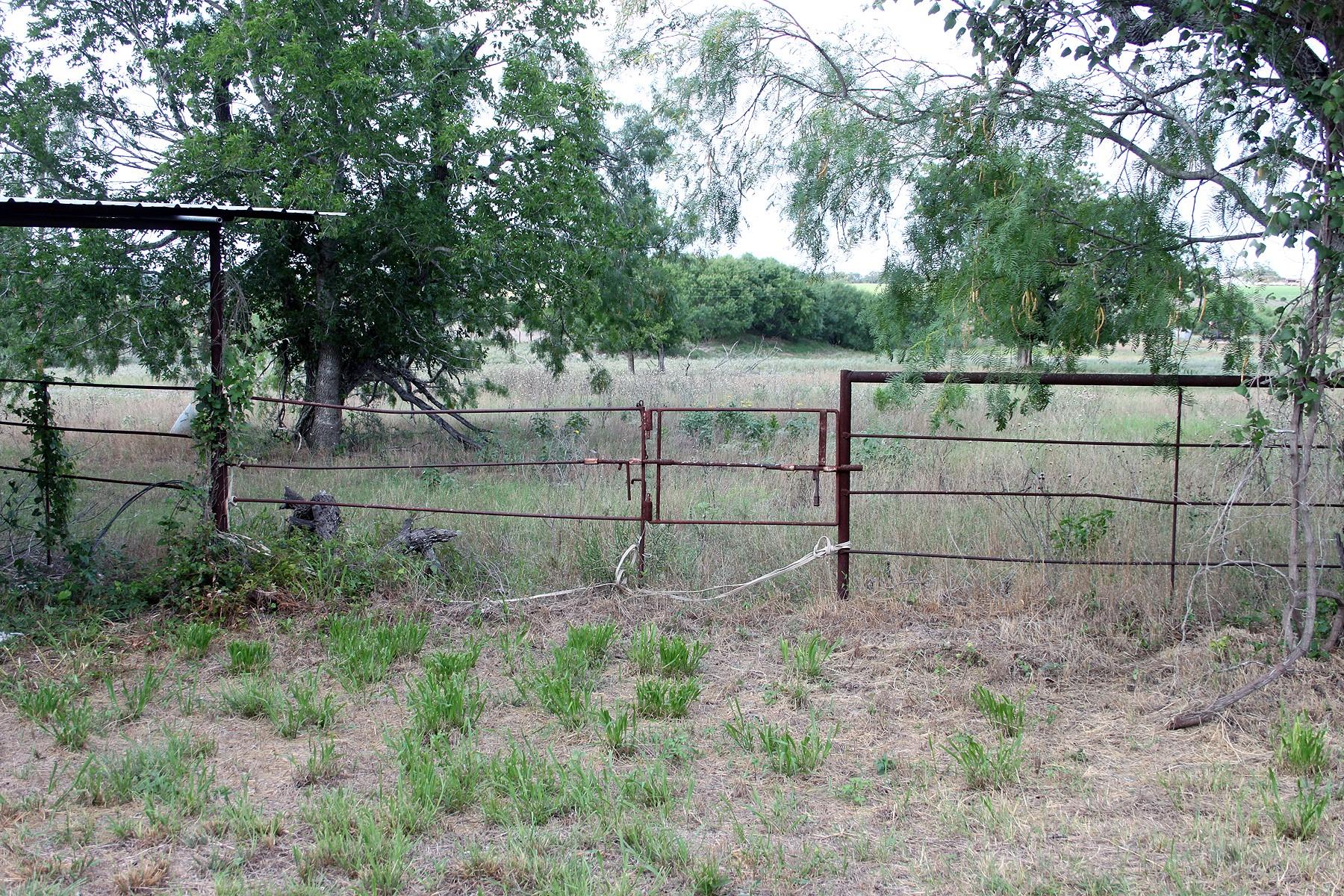 1141 Fm 3158, Dale, TX 78616