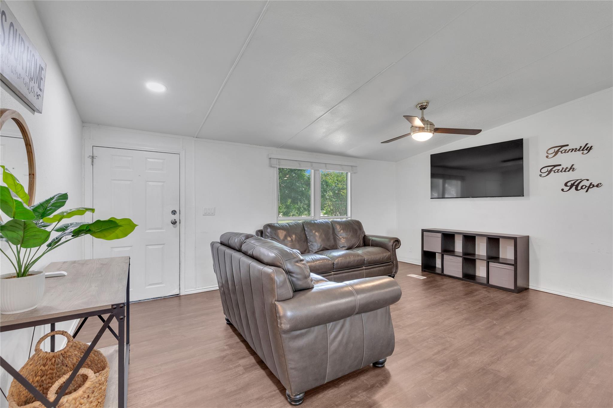 216 Rain Creek Dr, Hutto, TX 78634