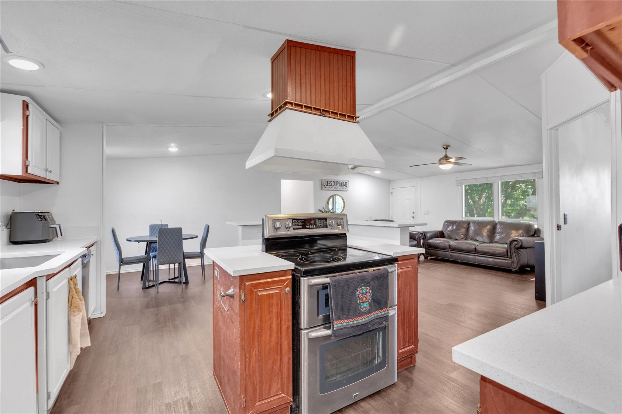 216 Rain Creek Dr, Hutto, TX 78634