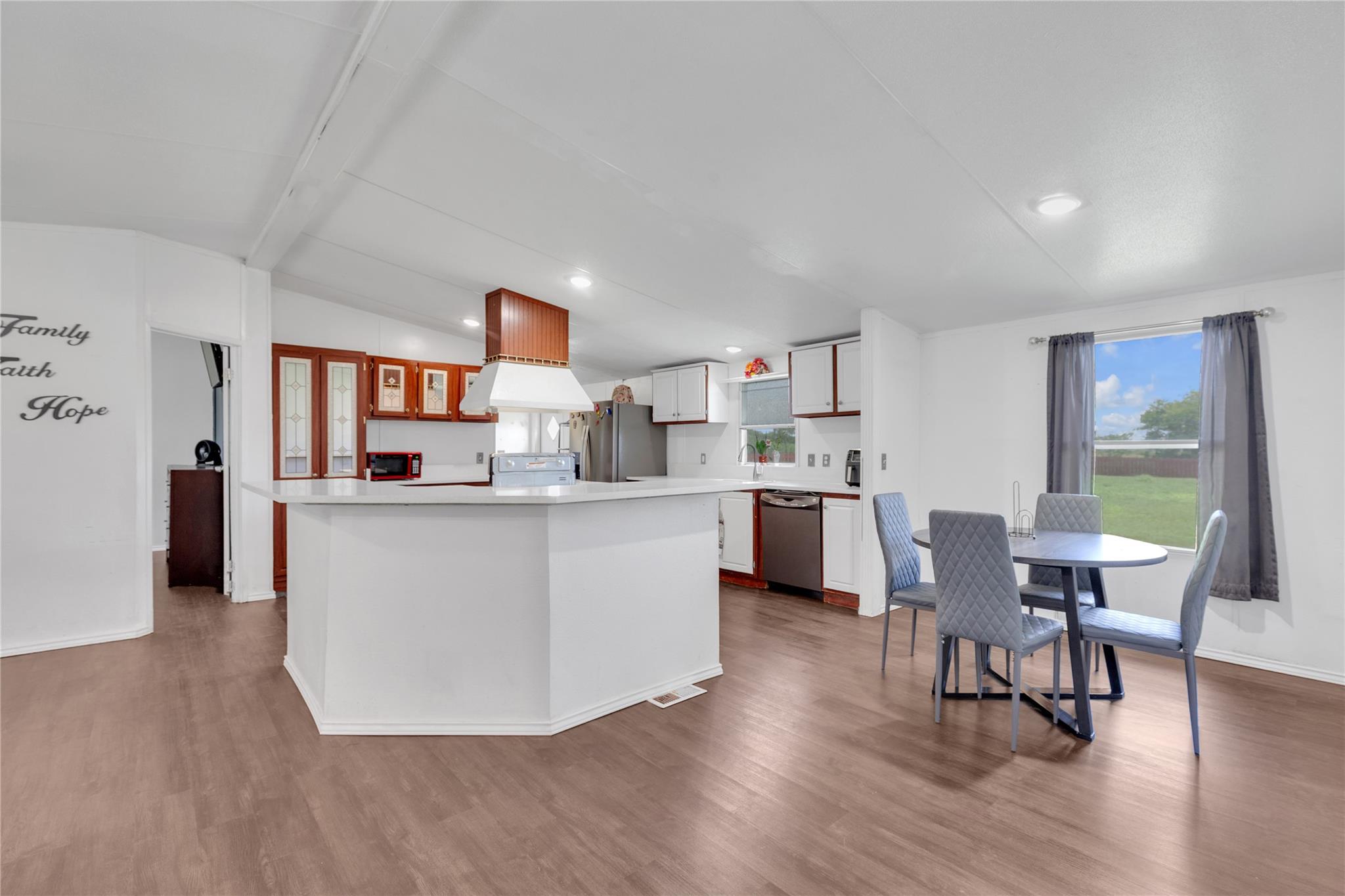 216 Rain Creek Dr, Hutto, TX 78634