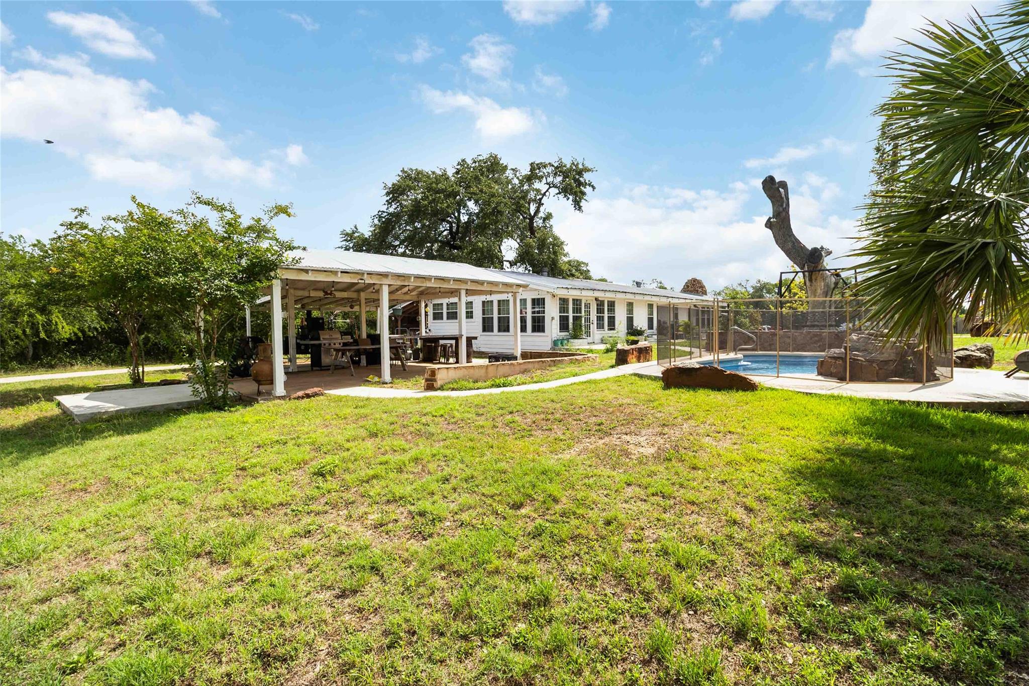 227 Henderson Ln, Lockhart, TX 78644
