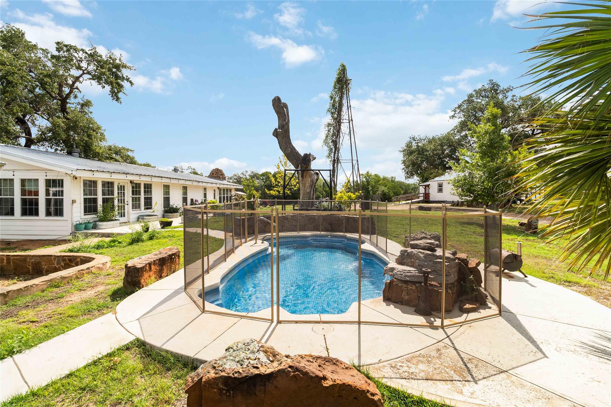 227 Henderson Ln, Lockhart, TX 78644