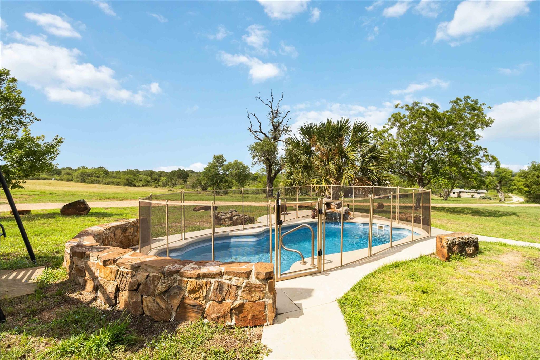 227 Henderson Ln, Lockhart, TX 78644