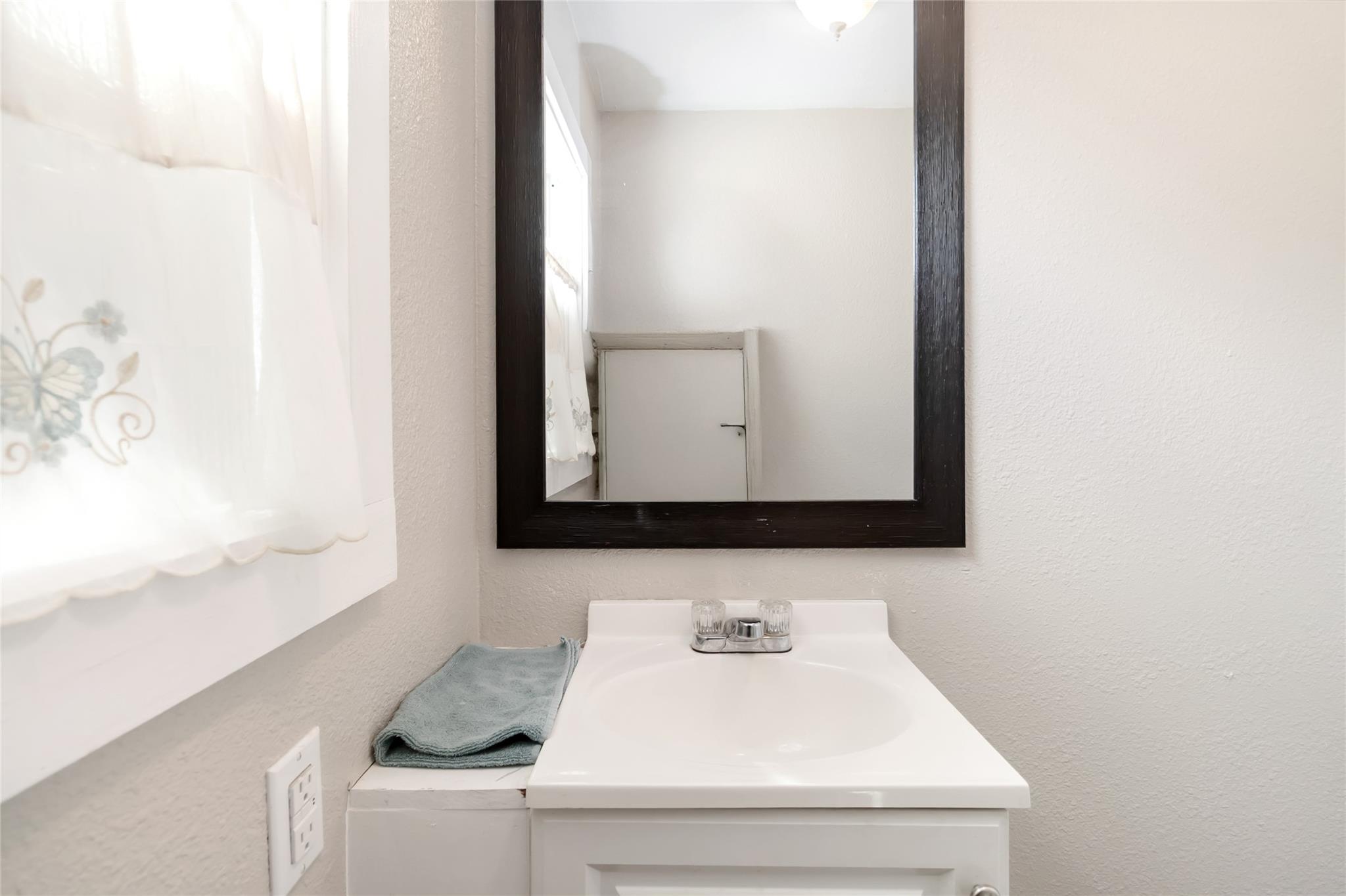 227 Henderson Ln, Lockhart, TX 78644