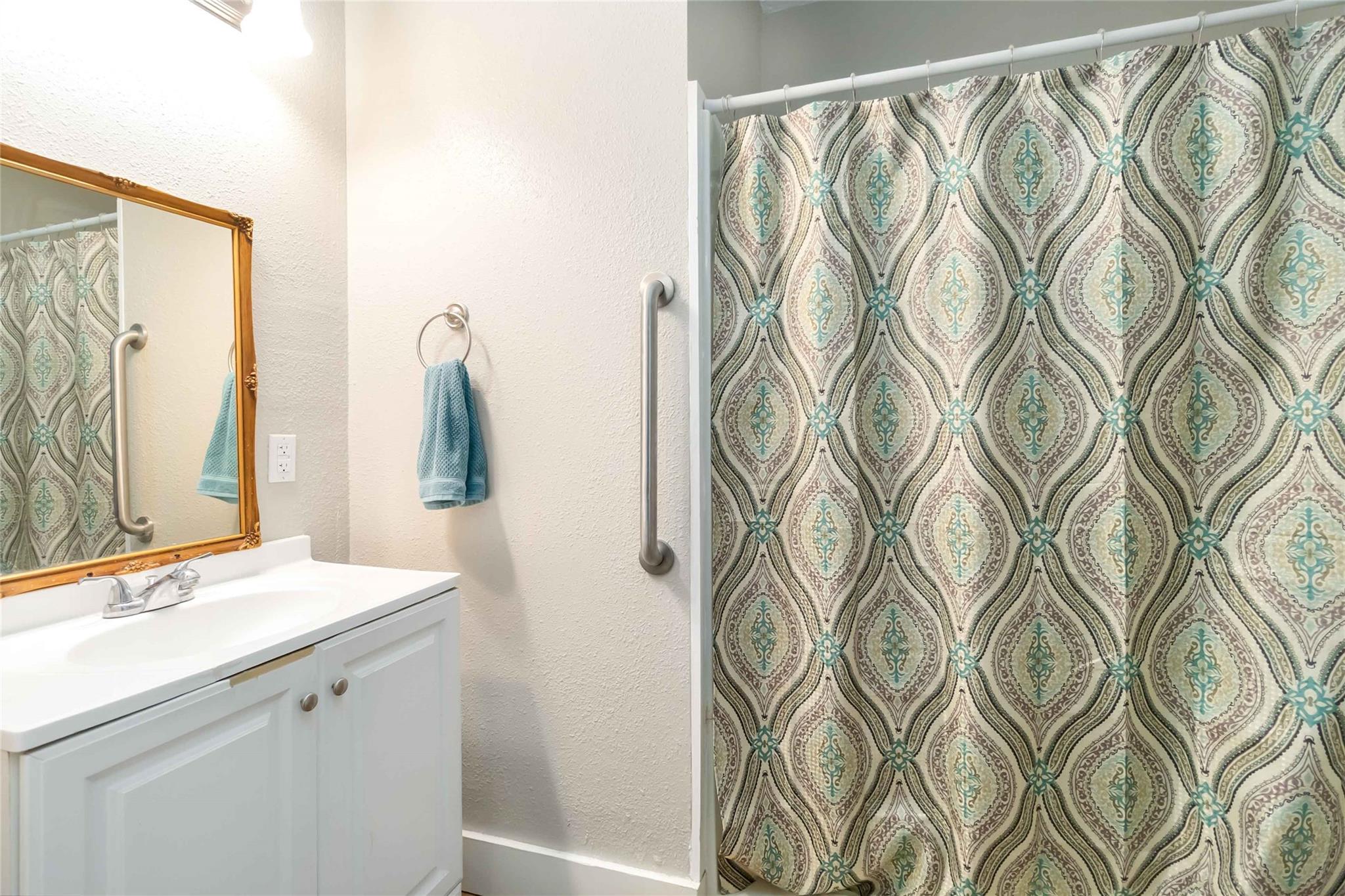 227 Henderson Ln, Lockhart, TX 78644