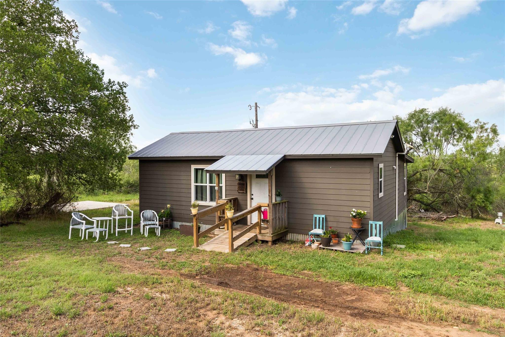 227 Henderson Ln, Lockhart, TX 78644