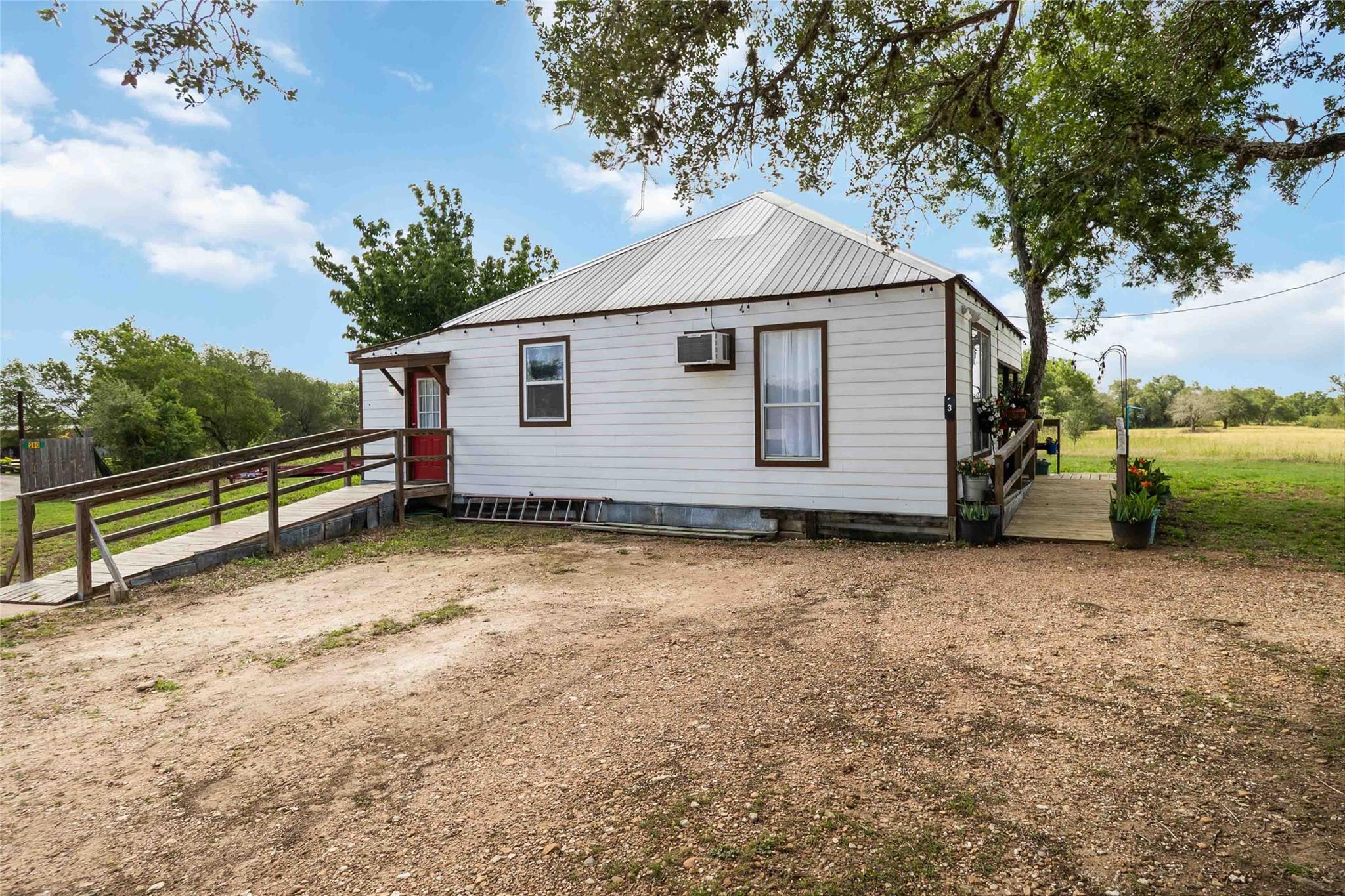 227 Henderson Ln, Lockhart, TX 78644