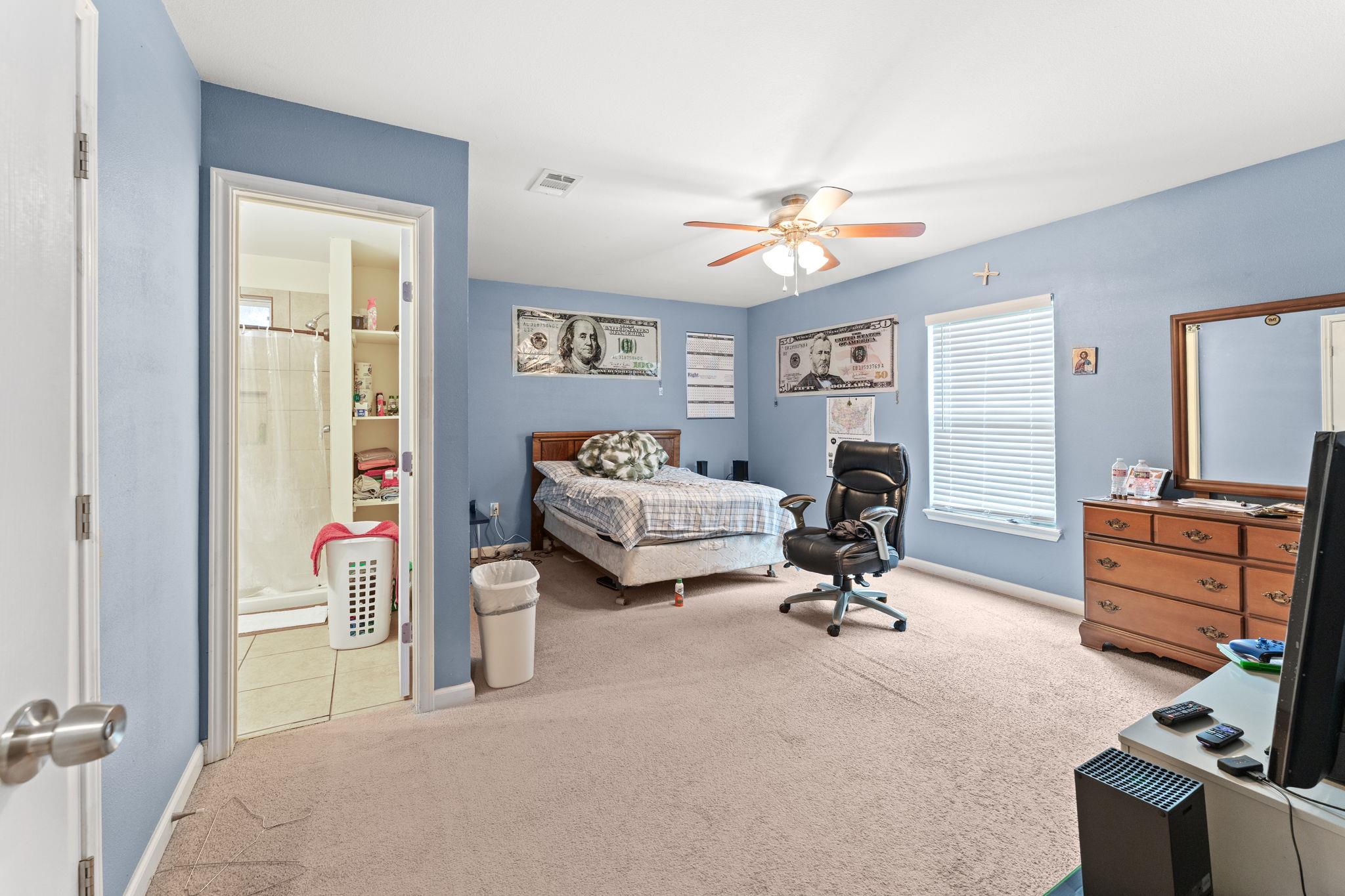 300 Walker St, Smithville, TX 78957